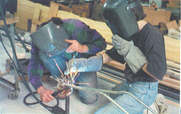 Welding of the crucifix armature in the studios...